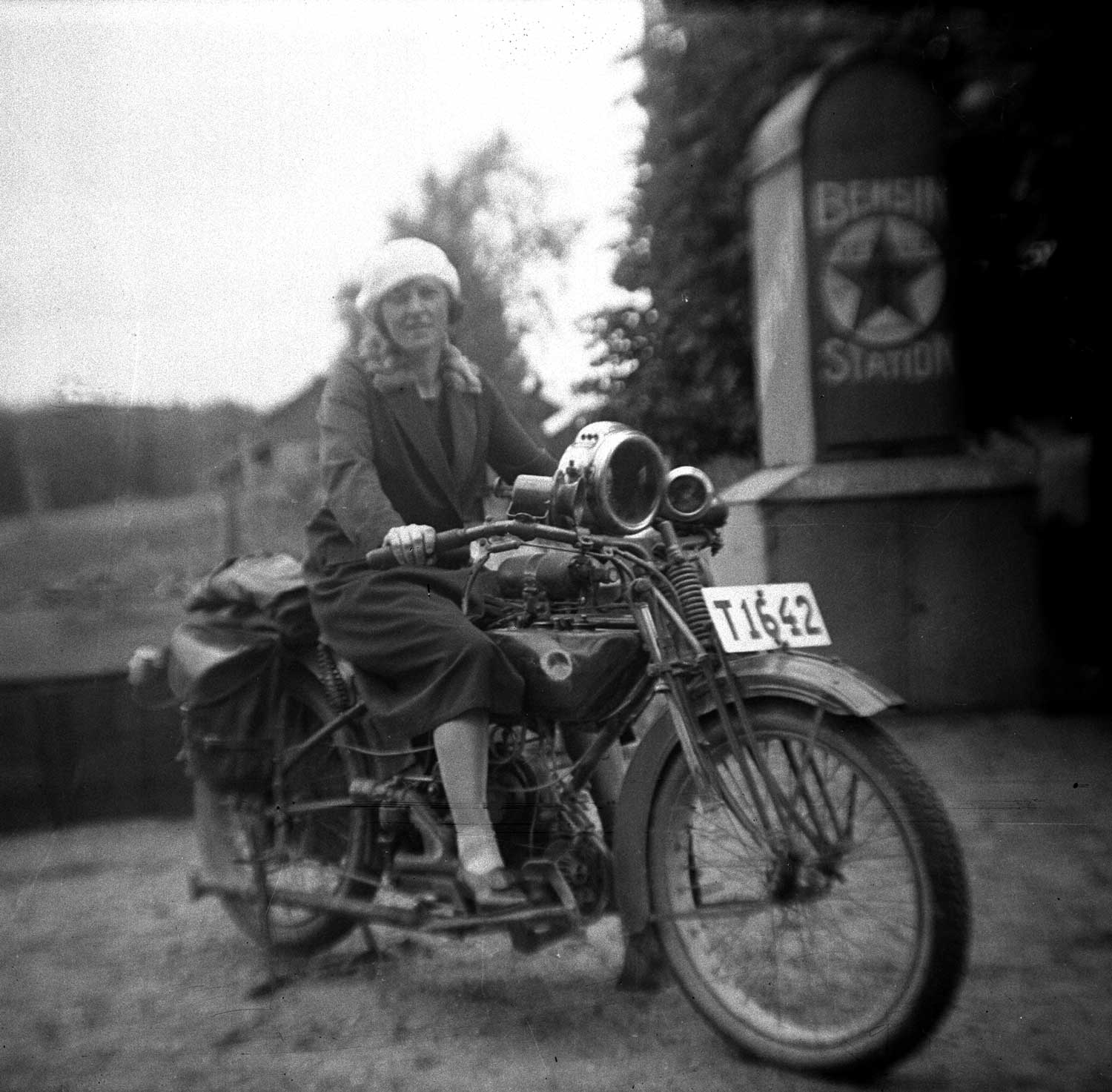 dam på motorcykel. historisk bild. från 1920-talet.